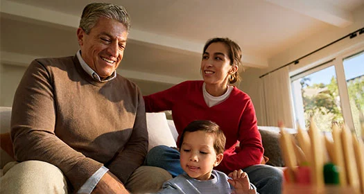 Familie bei einer kreativen Aktivität zu Hause.