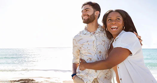 Junges Paar genießt einen Spaziergang am Meer