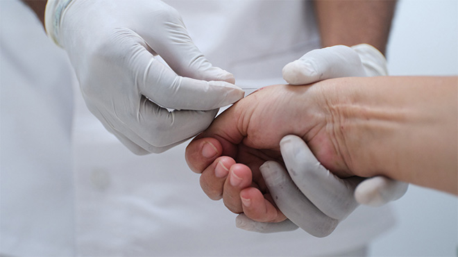 Arzt nimmt Blutproben von einem Patienten