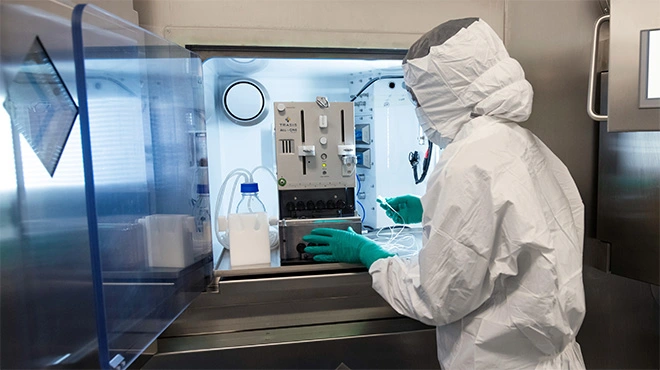 Mitarbeiter in vollständiger persönlicher Spezialausrüstung