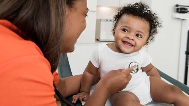 Aerztin hoert Herzschlag eines Baby ab Aerztin hoert Herzschlag eines Baby ab