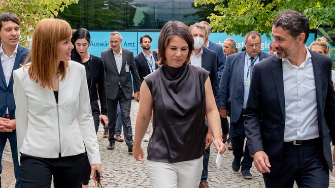 Annalena Baerbock mit Heinrich Moisa besucht Novartis am Standort in Barleben Annalena Baerbock mit Heinrich Moisa besucht Novartis am Standort in Barleben