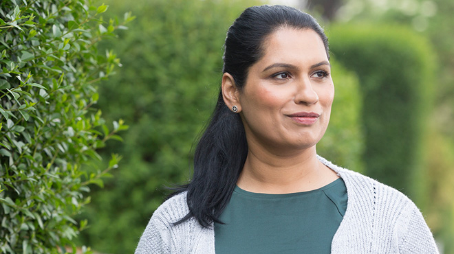 frau geht strasse entlang klein frau geht strasse entlang klein