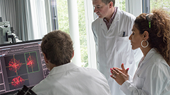 overview wissenschaftler diskutieren vor mikroskop overview wissenschaftler diskutieren vor mikroskop