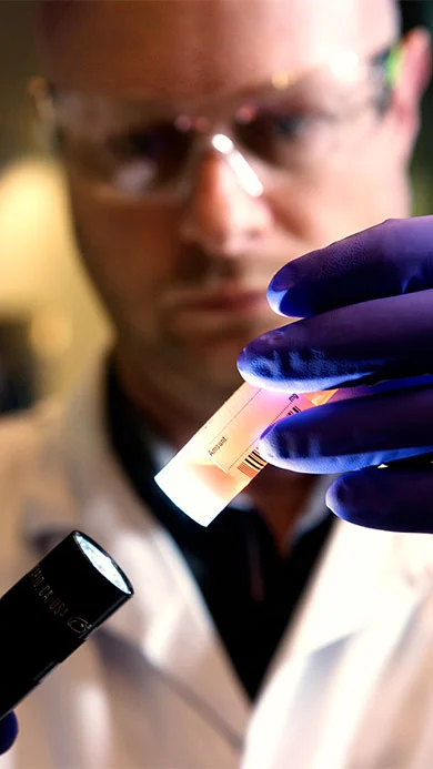 Wissenschaftler bereitet eine Probe im Labor vor.