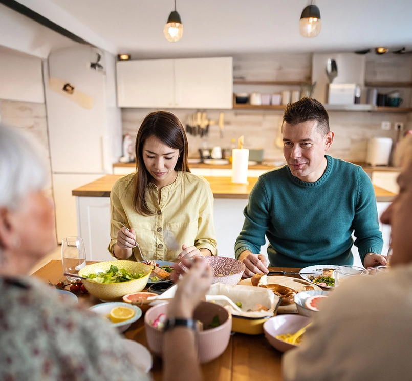 Familie nyder et måltid sammen