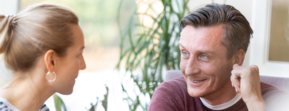 Mand snakker med kvinde
