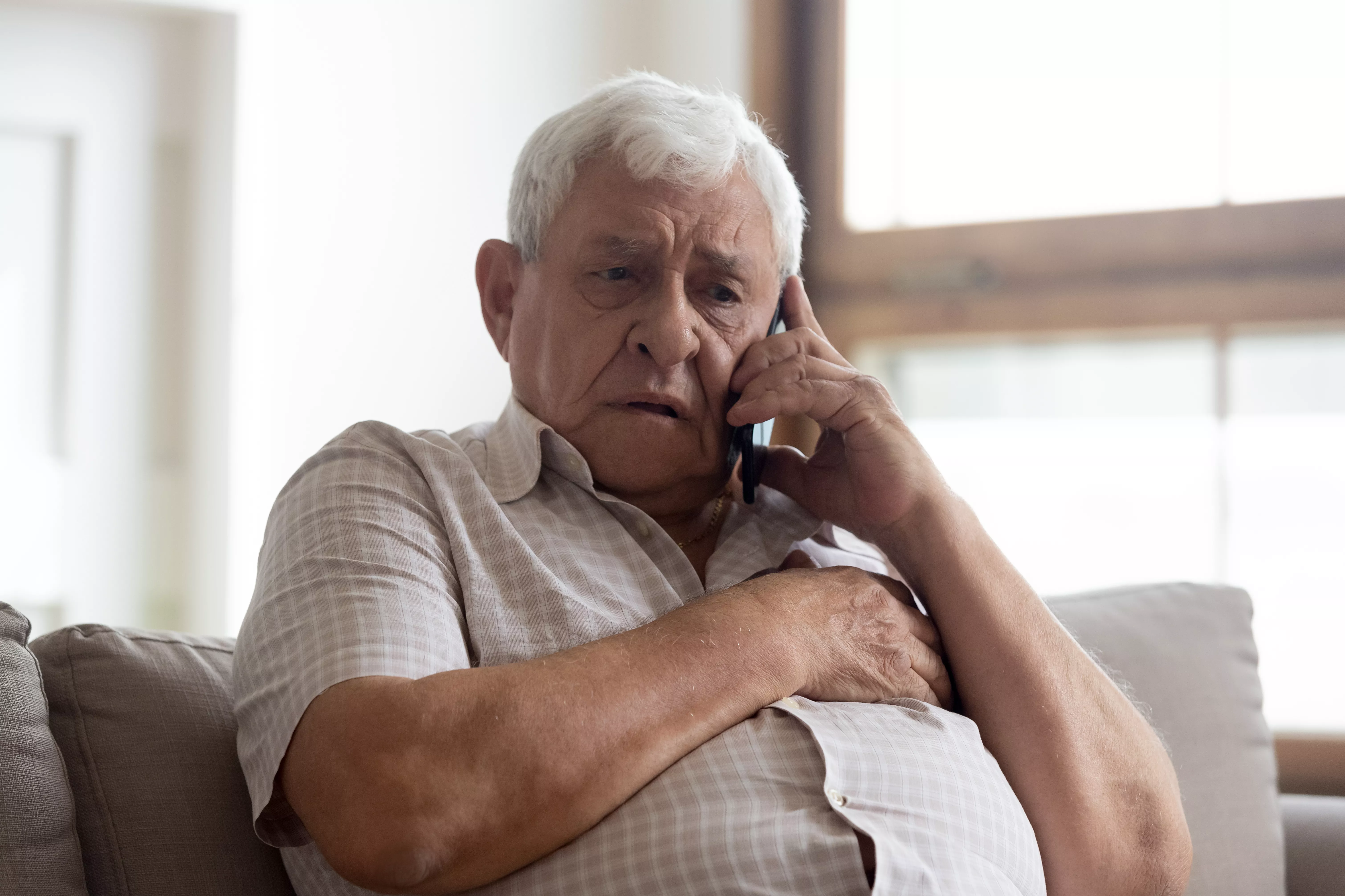 Ældre mand taler i telefon