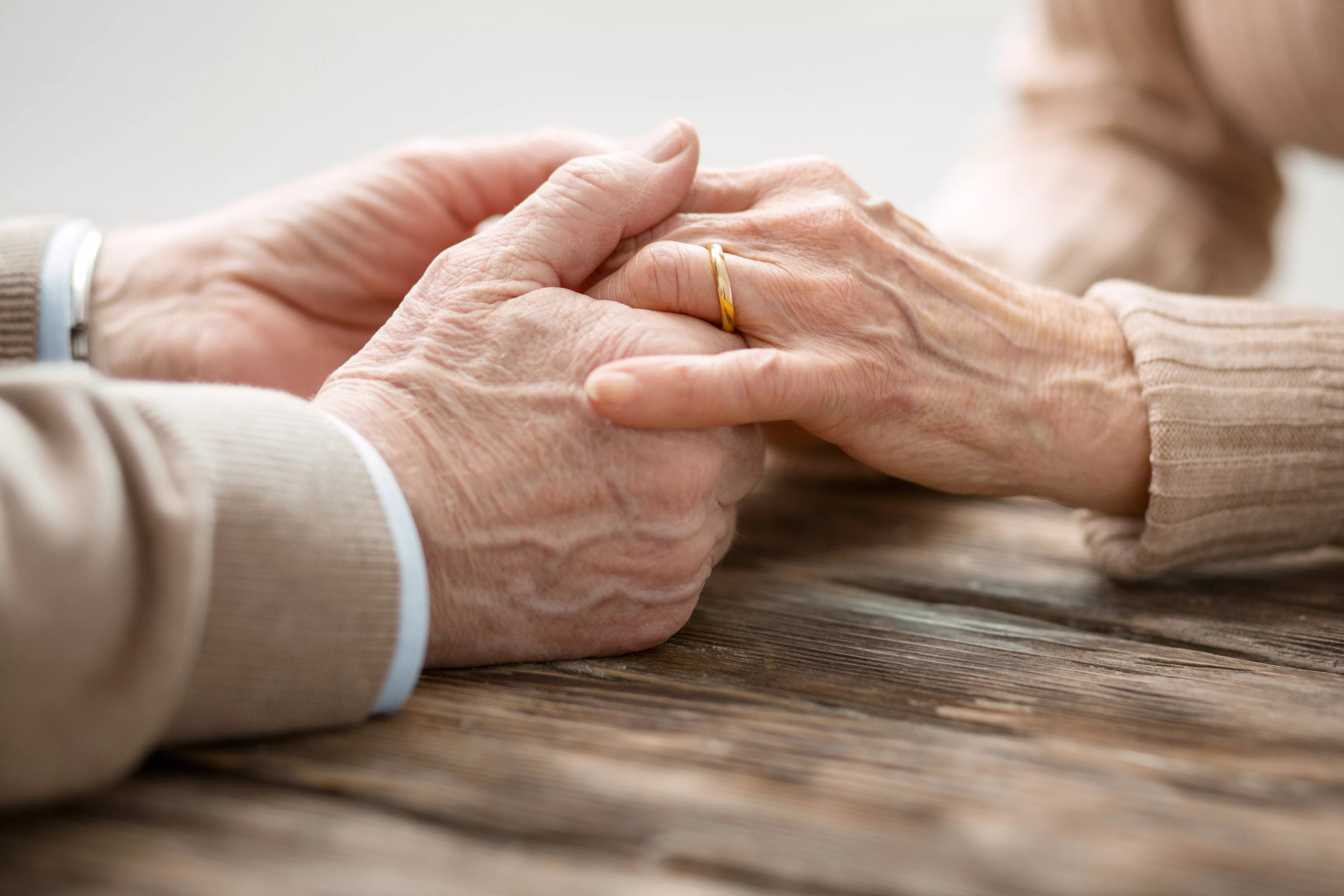 Ældre par holder hånd