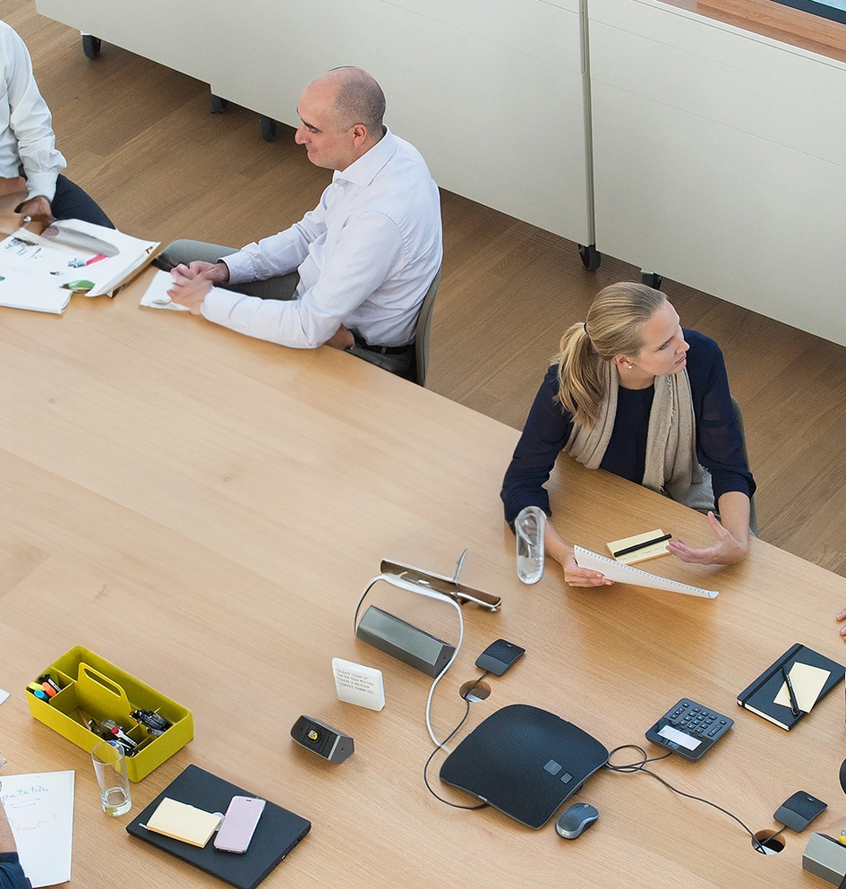 Foto inimestest koosolekusaalis