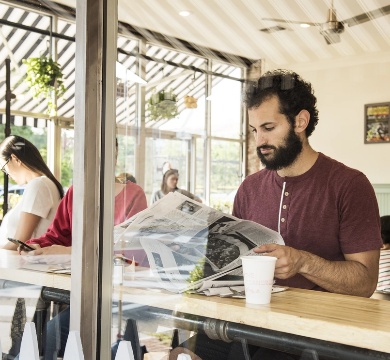 Joven leyendo el periódico