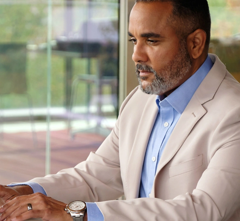 Hombre trabajando en ordenador