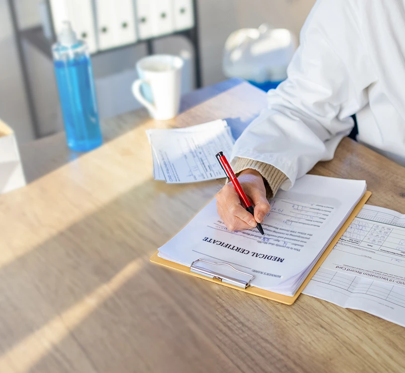 Doctora escribiendo receta médica