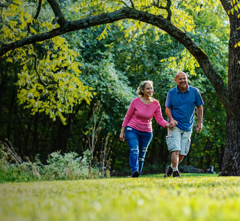 Pareja de adultos caminando