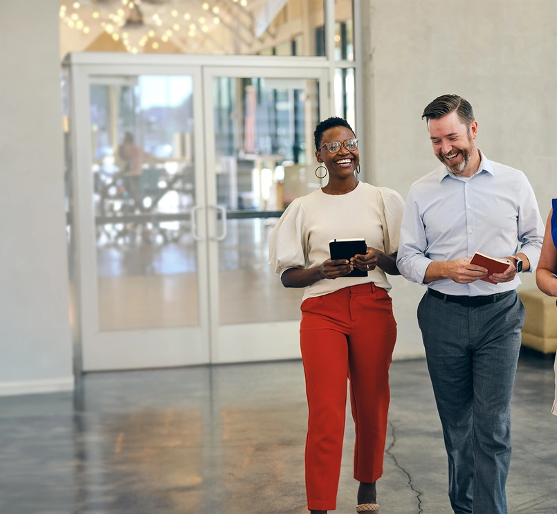 Trabajadores de Novartis riendo