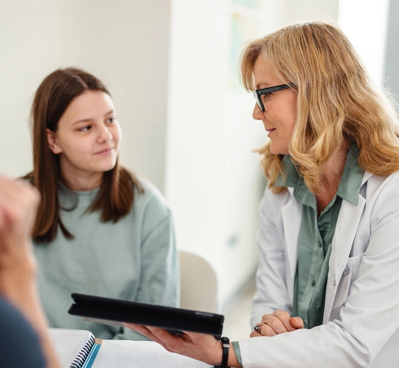 Doctora y niña conversando