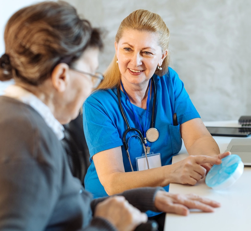 Paciente y señora en consulta