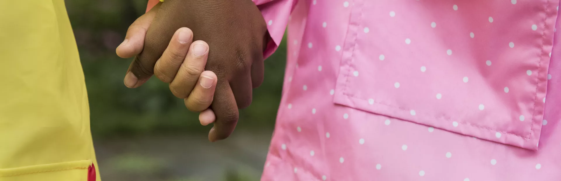 Niños sujetándose la mano