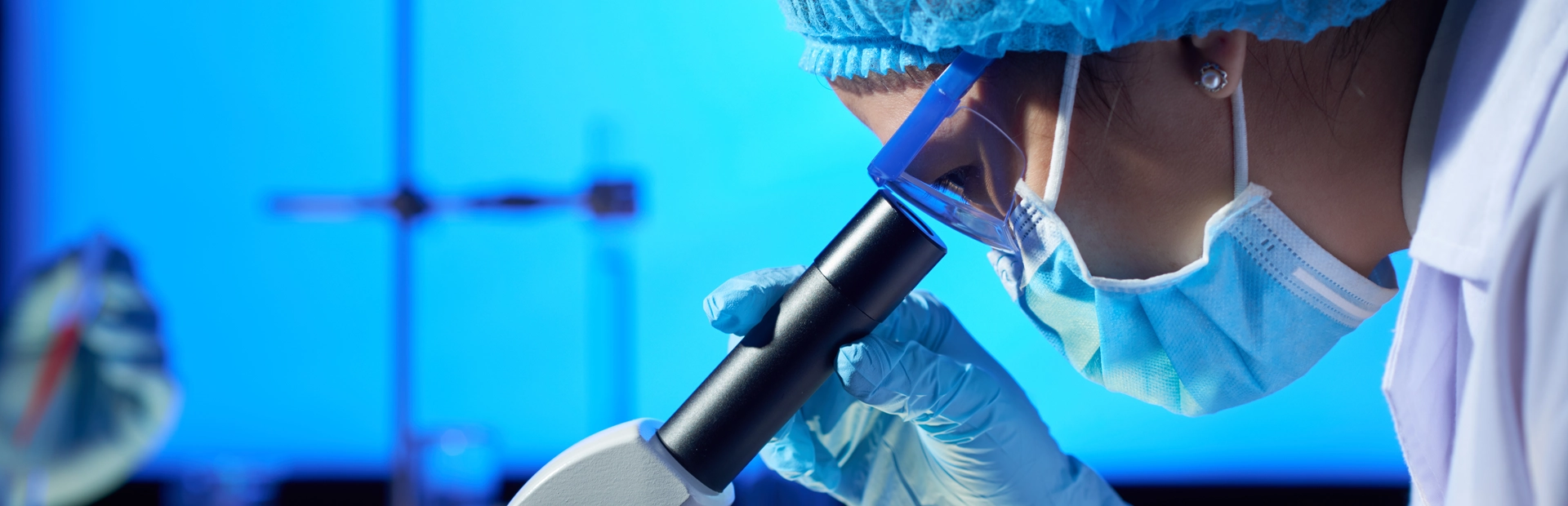 Científica observando a través de un microscopio