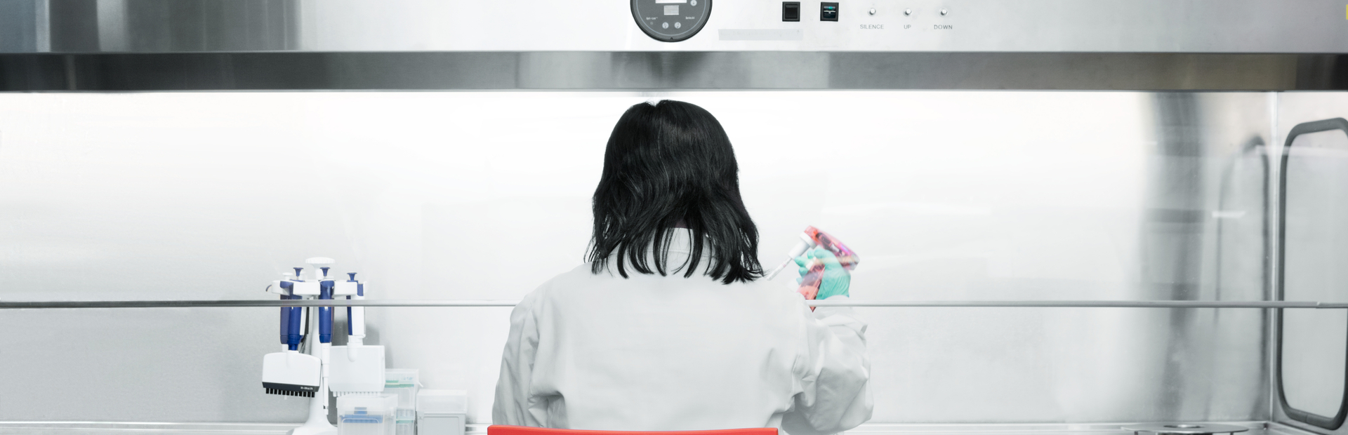 Científica de Novartis trabajando en laboratorio