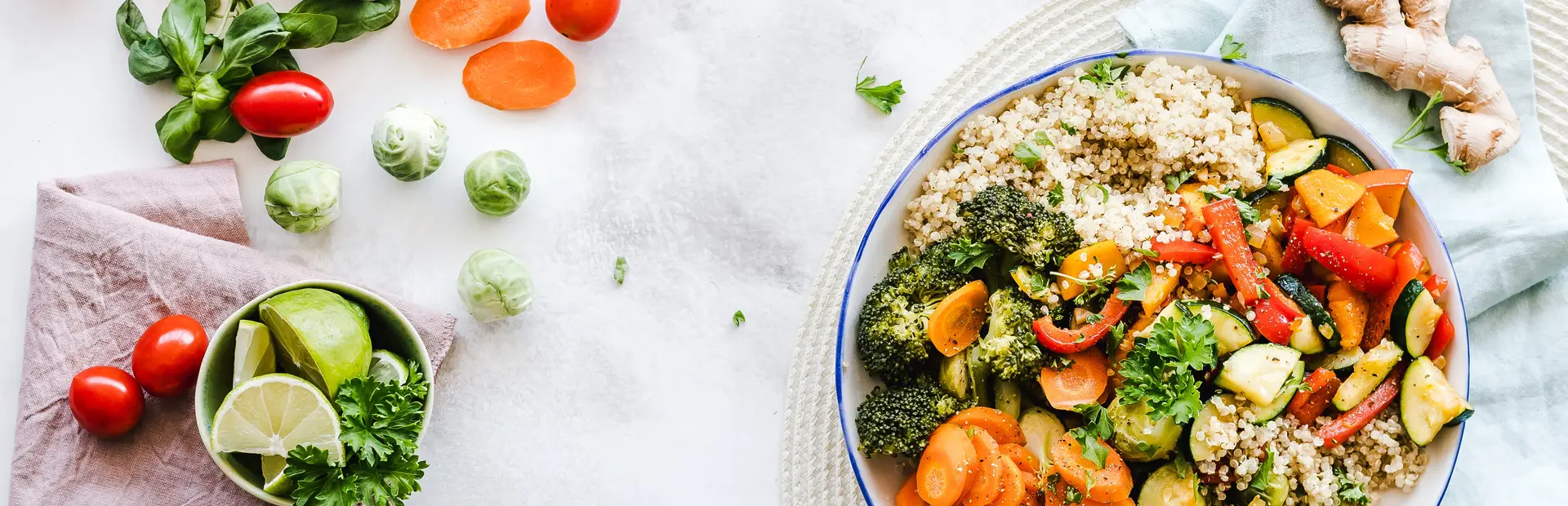 Platos de comida saludable y equilibrada ricos en colores y macronutrientes