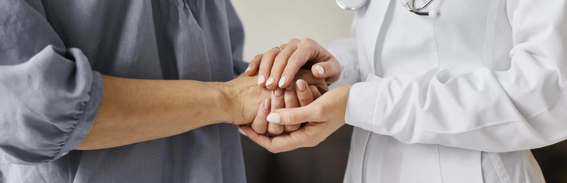doctora sujetando las manos a su paciente