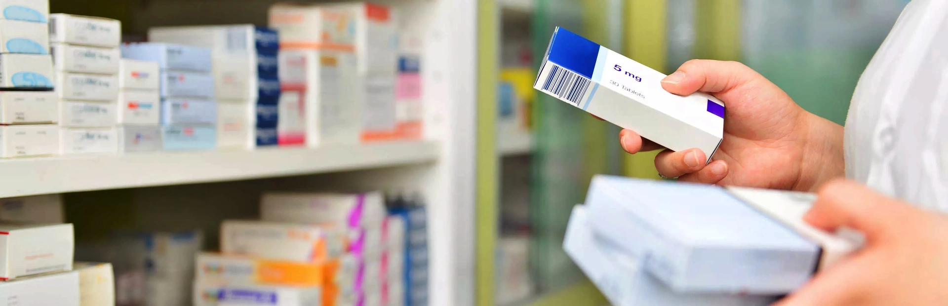 Farmacéutico revisando medicamentos