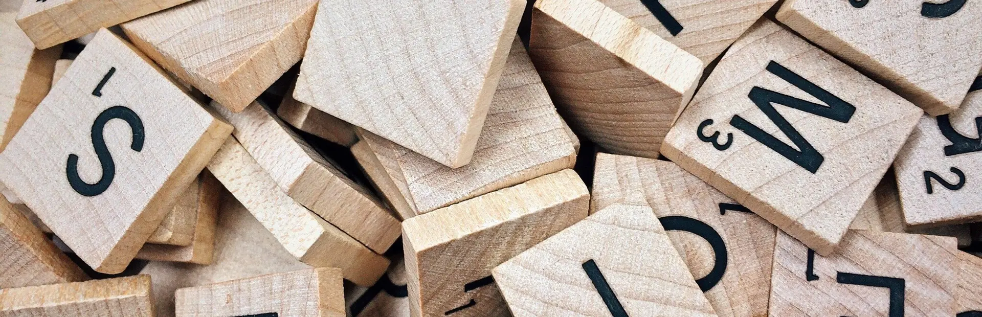 letras impresas en  madera desordenadas