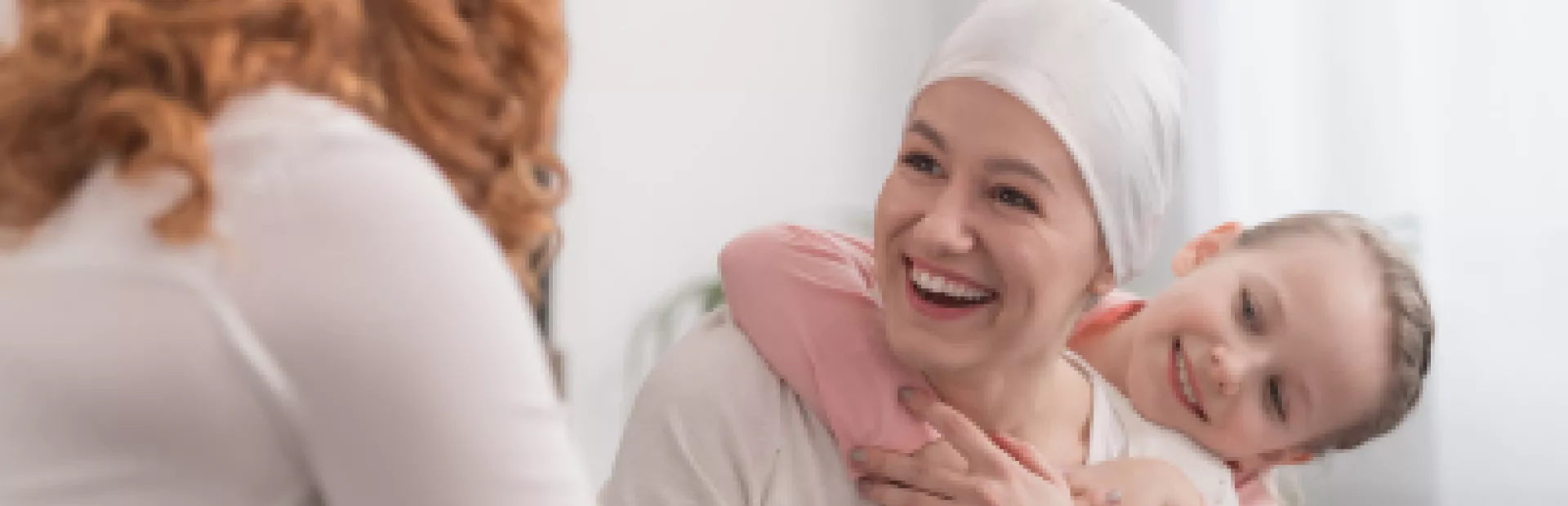 Mujer con cáncer riendo con su hija