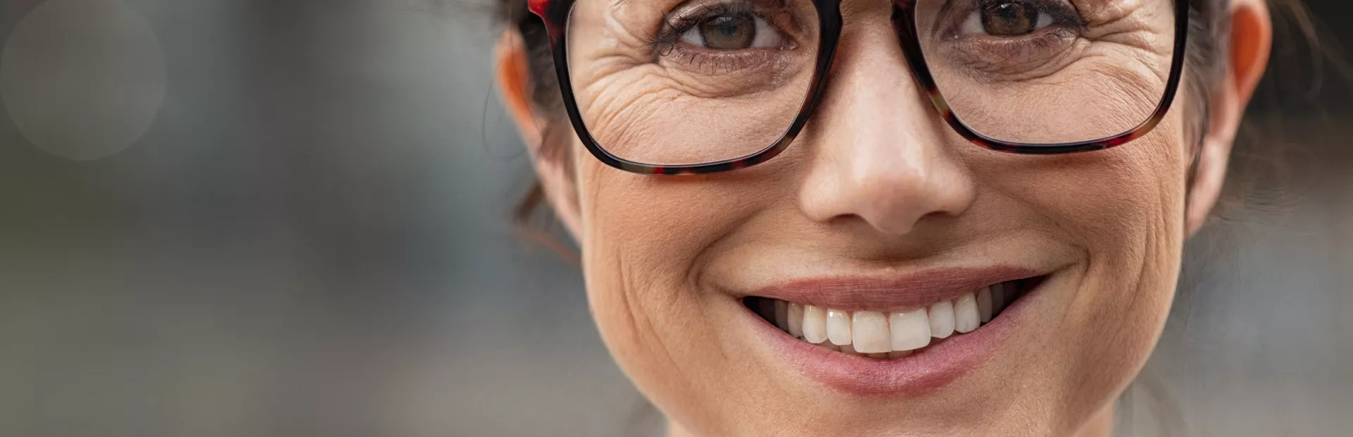 mujer con gafas sonriendo