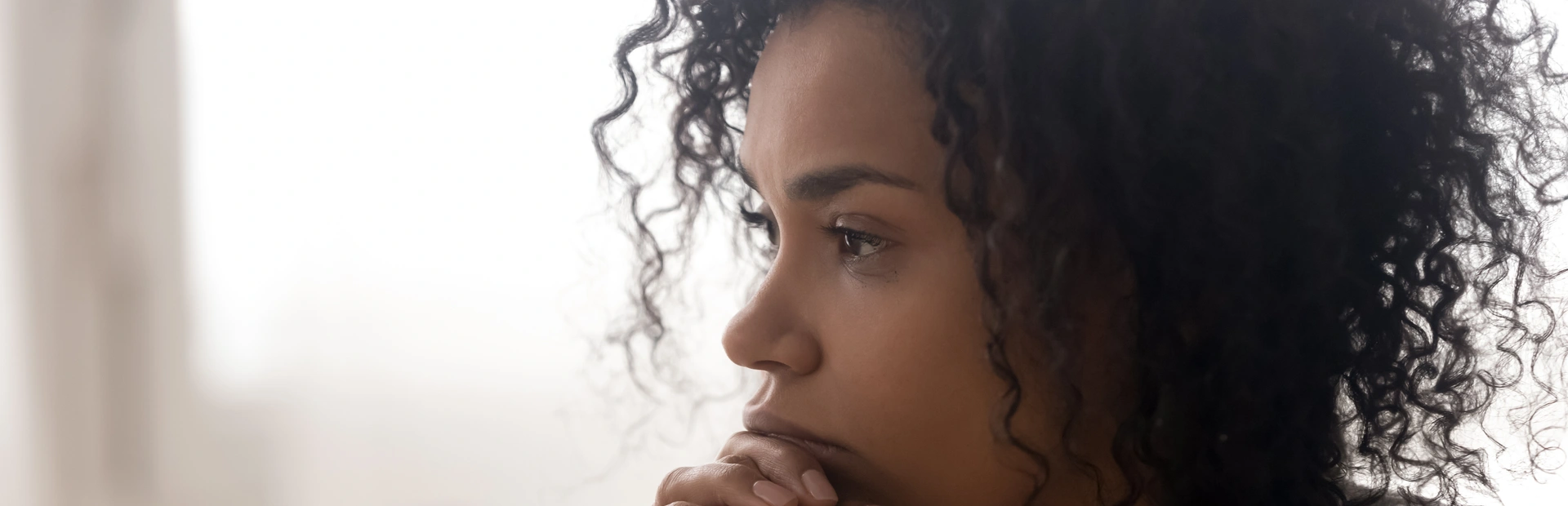 Mujer pensando con las manos cruzadas