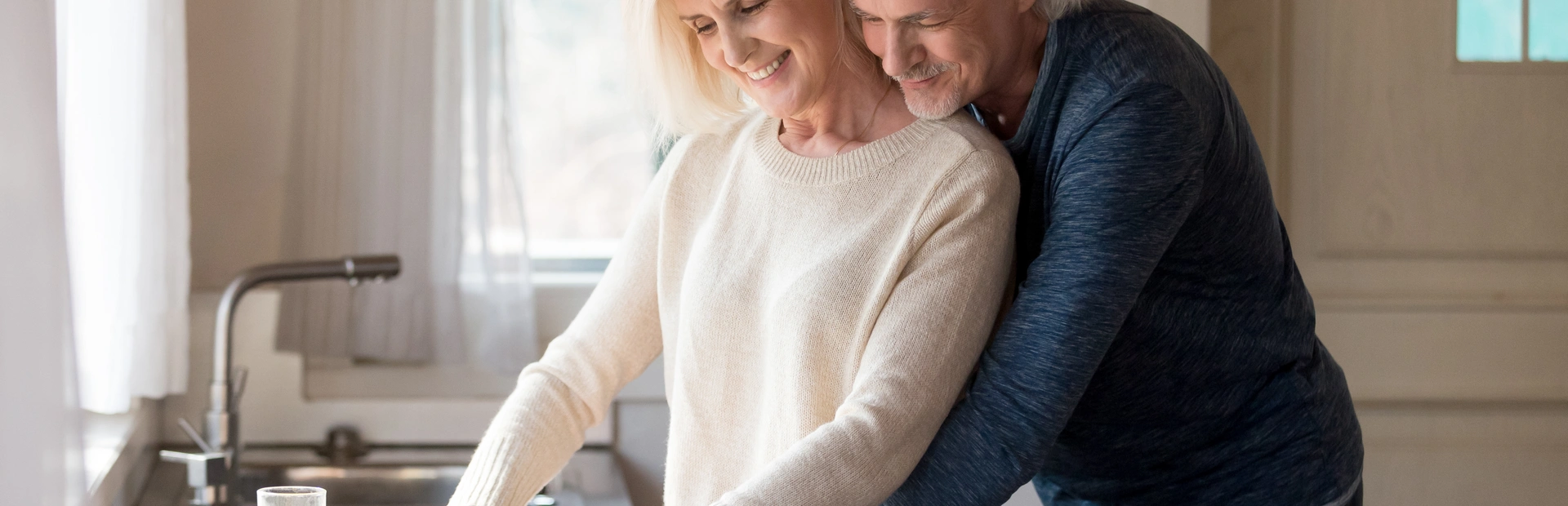 Pareja mayor preparando una comida saludable