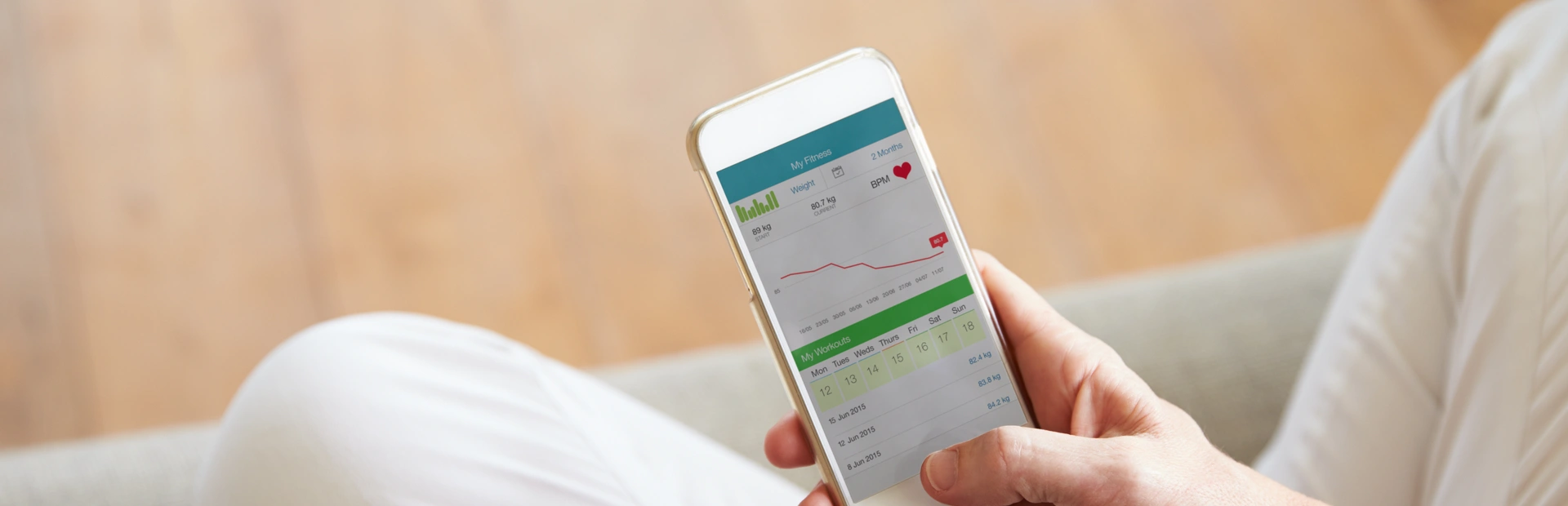 persona consultando gráfico en su teléfono móvil