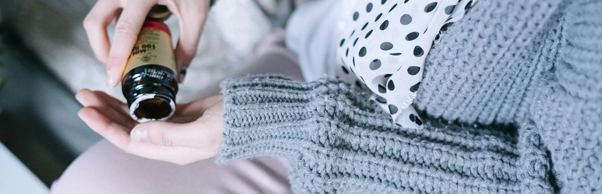 persona sacando patillas del bote contenedor