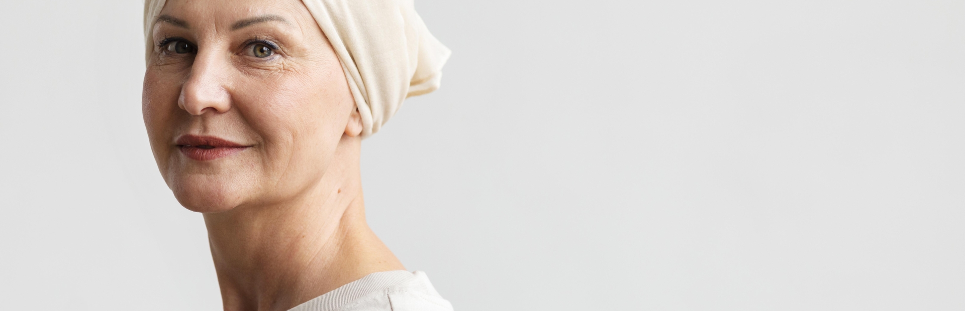 reatrato de mujer de mediana edad con cancer vestida de blanco image_0