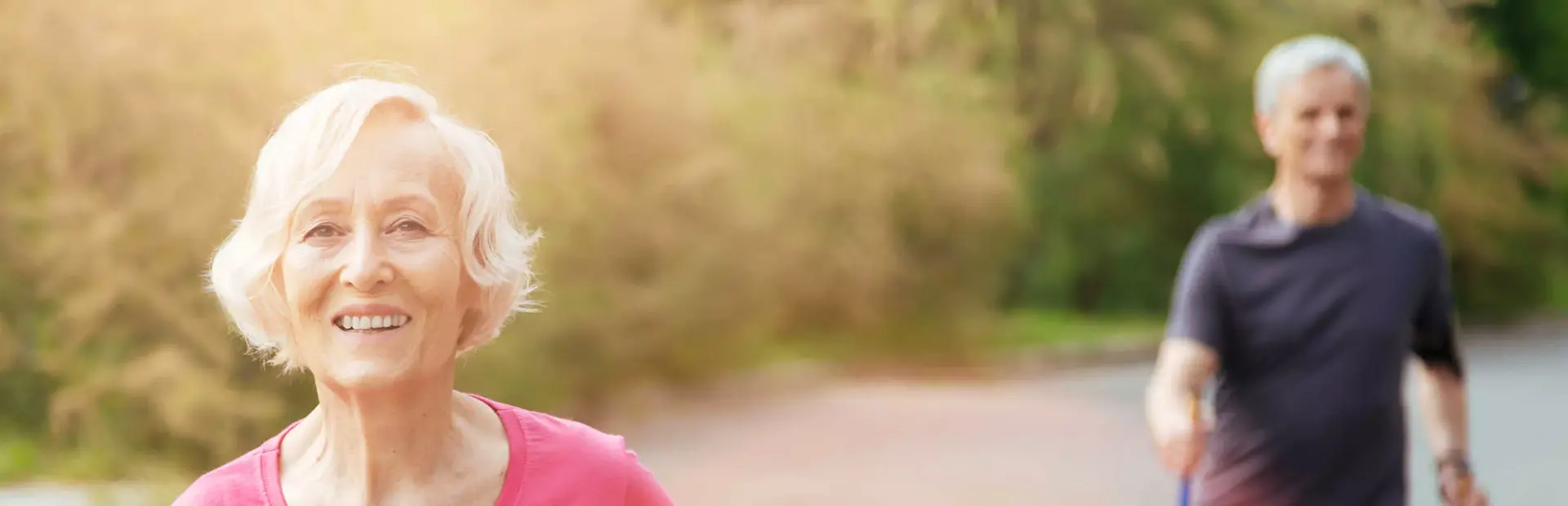 Adultos mayores corriendo y sonriendo