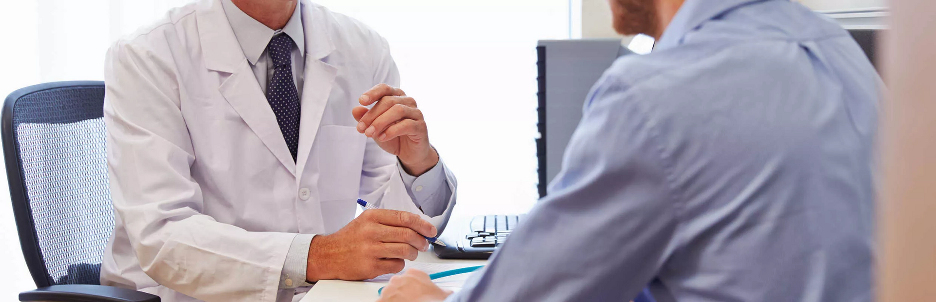 Doctor explicando algo a un paciente