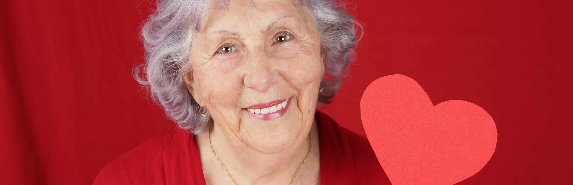 Mujer adulta mayor con un símbolo de corazón