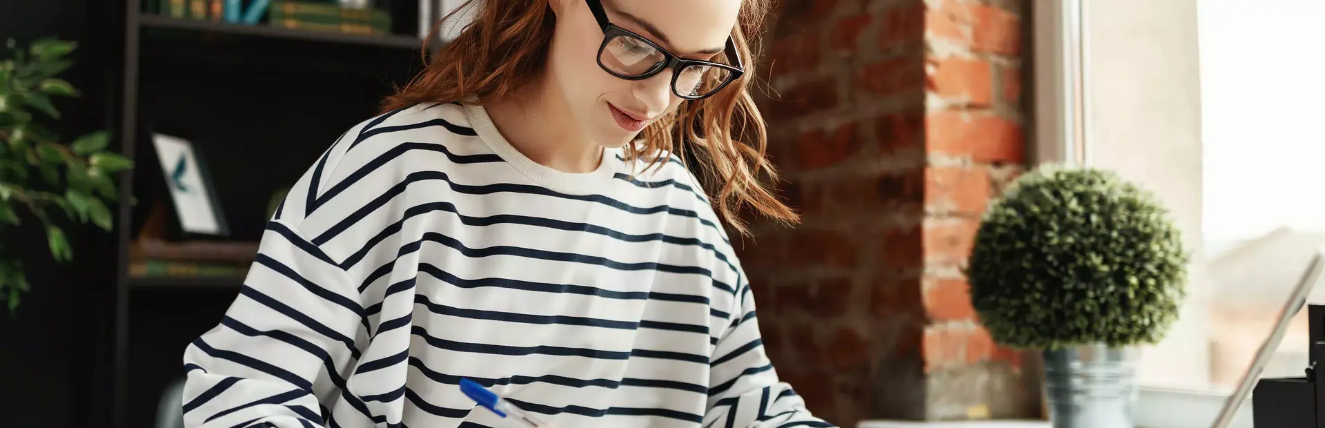 Mujer escribiendo en una libreta