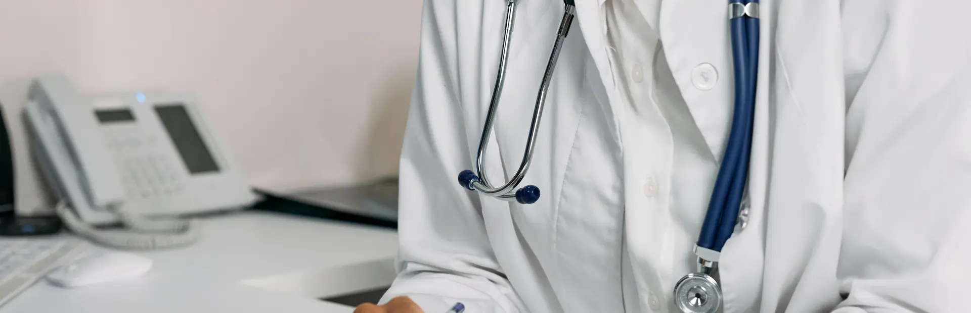 Doctora en consulta médica