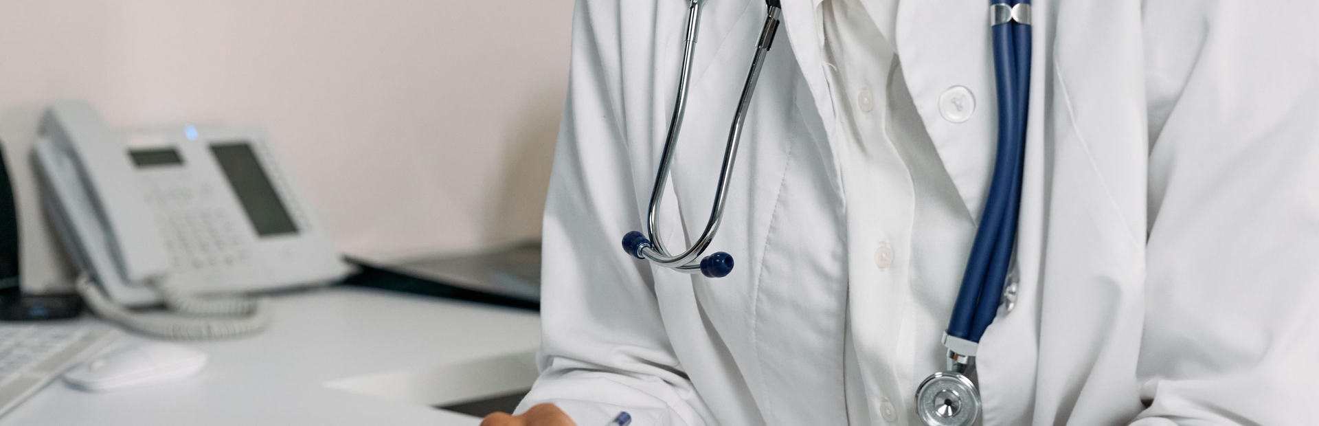 Doctora en consulta médica