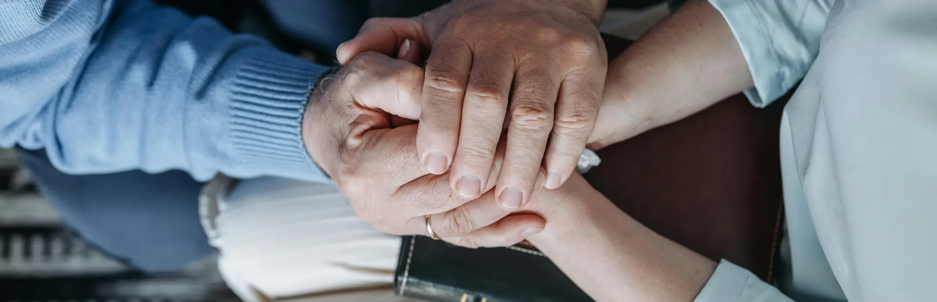 Personas sujetando las manos