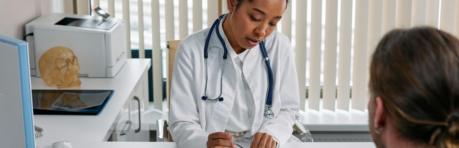 Doctora atendiendo a paciente