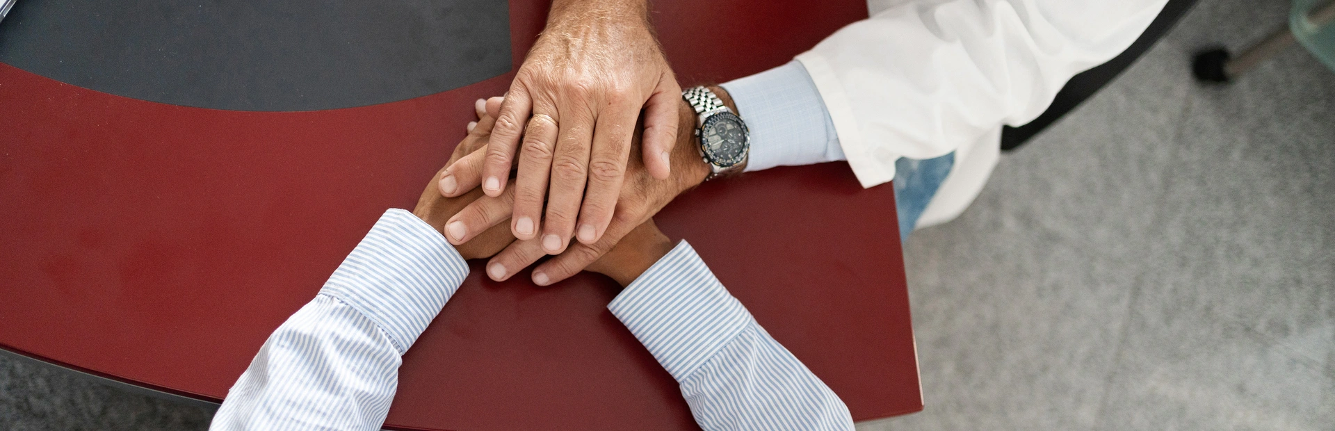 Doctor sosteniendo las manos del paciente