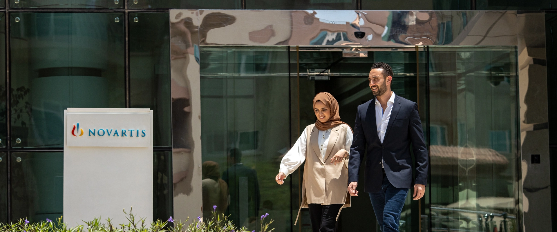 Trabajadores saliendo de las oficinas de Novartis