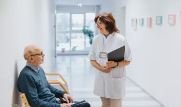 Médica hablando con un adulto mayor