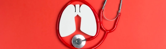 Pulmones de papel dentro de un estetoscopio rojo