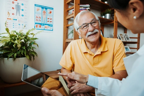 Hombre mayor en consulta médica