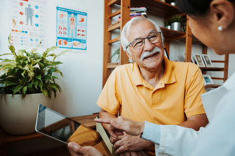 Hombre mayor en consulta médica