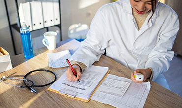 Doctora escribiendo receta médica